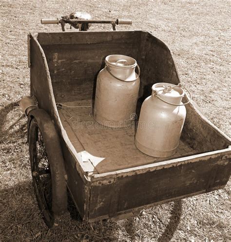 houten kar met oude fiets om de enkel gezuurde melk te vervoeren stock foto image  fles
