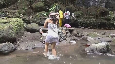 mandi di sungai pakai kemben hot youtube