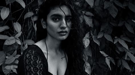 Priya Prakash Varrier మోనో క్రోమ్‌ లుక్‌లో అందాలు ఆరబోసిన ప్రియా