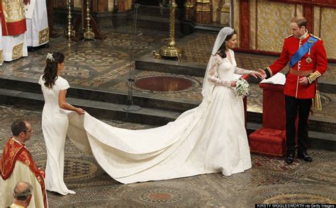 Kate Middleton S Wedding Dress Still Holds Up Photos