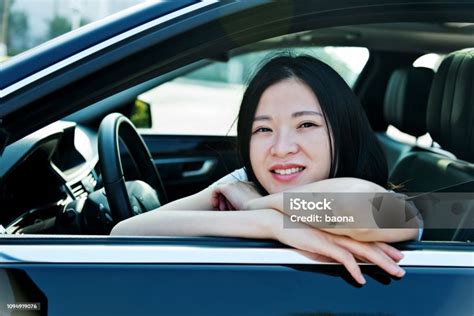 Wanita Cantik Bersandar Di Jendela Mobil Foto Stok Unduh Gambar