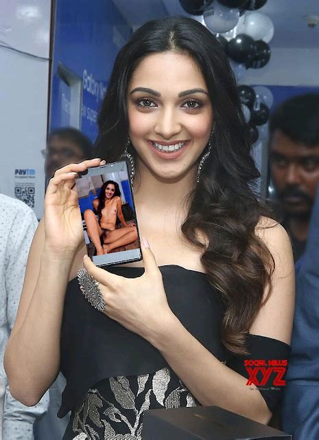 kiara advani showing her full nude private photo in her mobile to media bollywood x