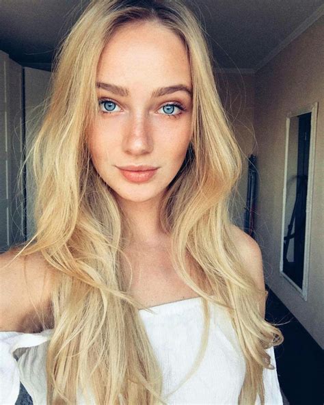 Blonde Nordic Beauty Pamuk