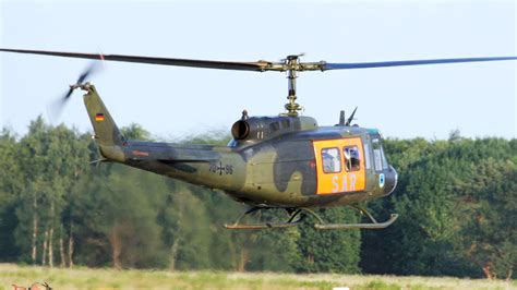Hersteller Streit Bundeswehr Fliegt Weiter Alte Hubschrauber Politik