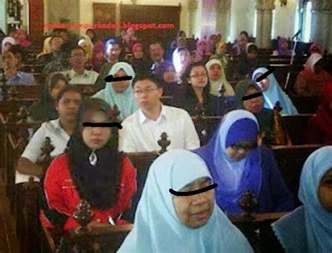 gambar wanita bertudung melutut dalam gereja adalah palsu