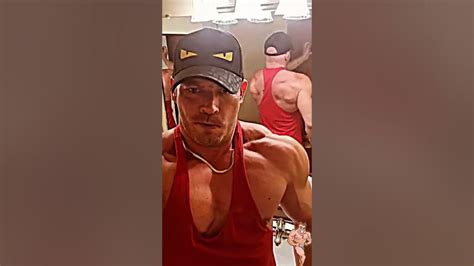 cocky alpha muscle bro flexing shredded muscles 💪🏽😏 muscle