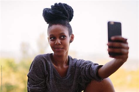 «african American Woman Taking A Selfie Del Colaborador De Stocksy