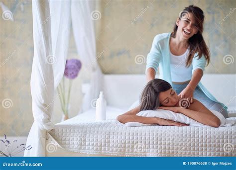 Giovane Coppia Lesbica Che Si Gode Il Massaggio Fotografia Stock