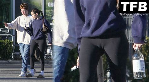 Madison Beer Displays Her Cameltoe In Leggings As She Goes Grocery