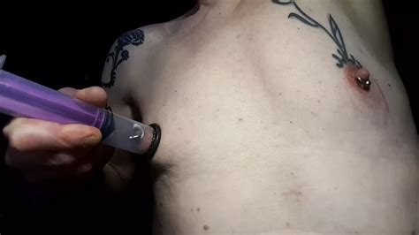 seringa no mamilo de sucção homem com piercings e tatuagens xhamster