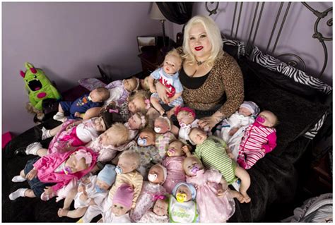 Pelik Wanita Ini Mengumpul Ratusan Boneka Setan