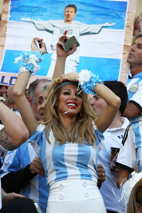 笑顔を見せるアルゼンチン美女サポーター 美女 写真特集 ｜ ブラジルw杯