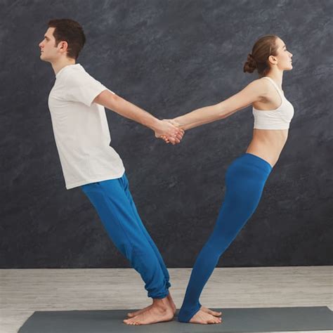 yoga posturas que puedes hacer en pareja durante la cuarentena foto 5