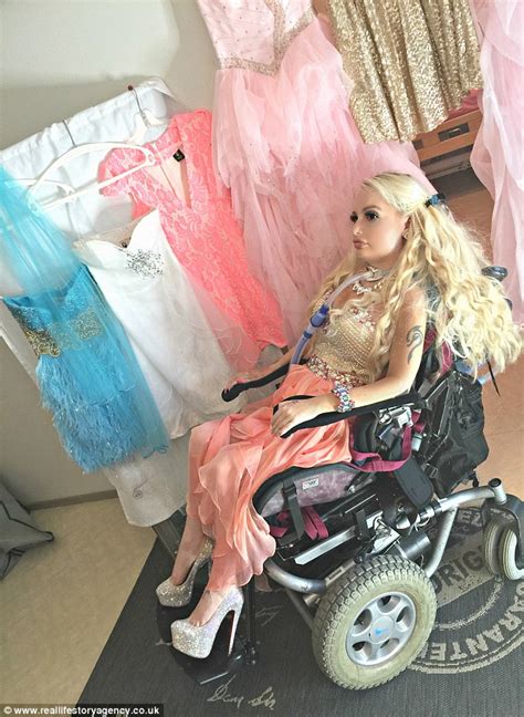 芬兰女子四肢瘫痪 花9万元“变身”芭比娃娃 游戏频道 凤凰网