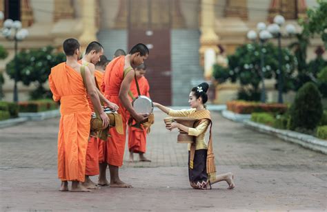 图片素材 搜集 女人 橙子 年轻 餐饮 佛教徒 宗教 亚洲 慈善机构 人类 测量 黄色 首饰 泰国 越南