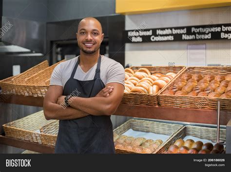 imagen  foto smiling baker man prueba gratis bigstock