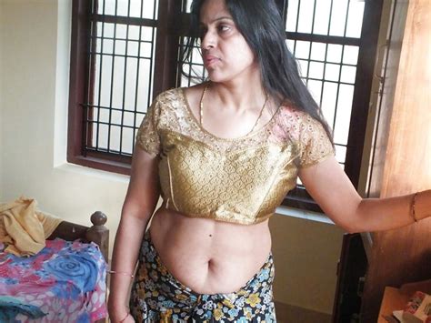 Horny Mallu Nude Tease Stripping Saree For Photos 44
