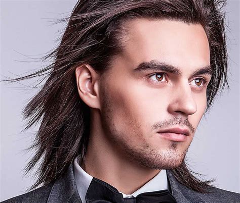 Mullet man mania«tra i tagli lunghi uomo più gettonati del momento sicuramente troviamo il mullet tornato molto di moda quest'anno. Capelli lunghi uomo: tagli e acconciature bellissime