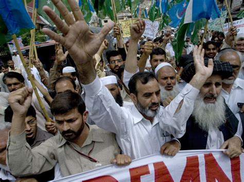 manifestantes do grupo religioso jamaat e islami fazem ato