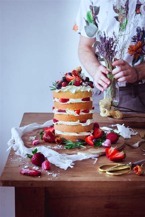 Naked Tower Cake With Fresh Berries Historias Del Ciervo