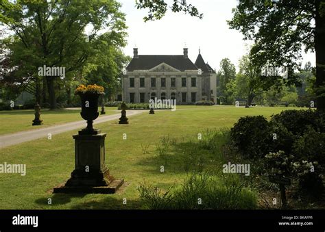 kasteel singraven op het gelijknamige landgoed bij denekamp stock photo royalty  image