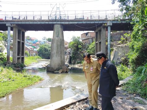 wali kota sutiaji monitor pengerjaan jembatan muharto