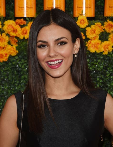 ultimate celebrity twinning moment nina dobrev and victoria justice