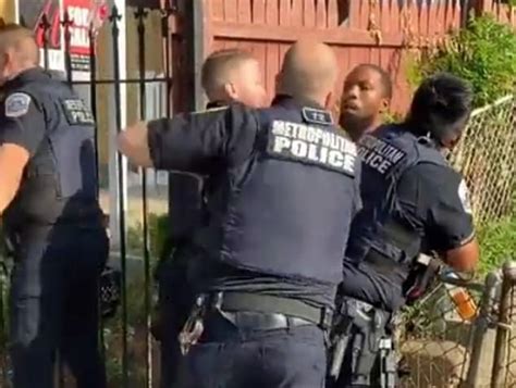 Disturbing Moment Three Dc Cops Punch Black Man Armed With Illegal Gun