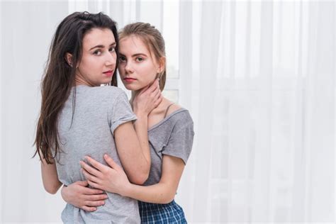 Retrato De Una Pareja De Lesbianas Jóvenes Románticas De Pie Delante De