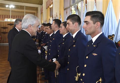 presidente piñera encabeza graduación de oficiales de la escuela de