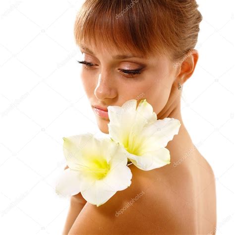 linda menina adolescente cheirando flor isolado no branco