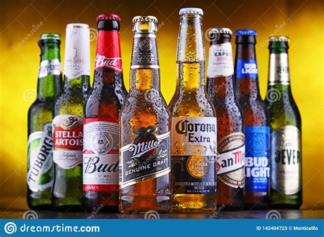 botellas de marcas globales famosas de la cerveza foto de archivo editorial imagen de bebida