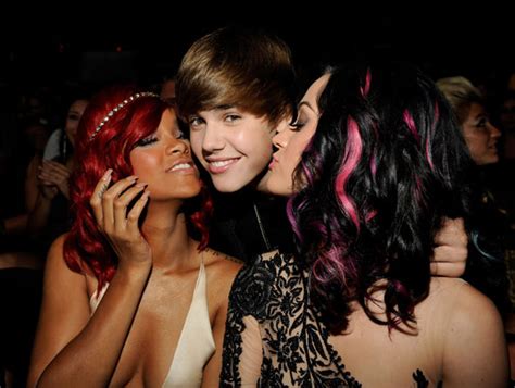 who justin bieber kissed at the 2010 mtv music video