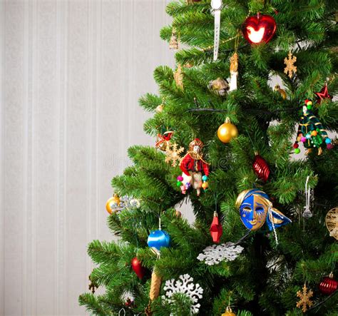 árvore De Natal Com Estrela Brilhante E Fumaça Densa Imagem De Stock