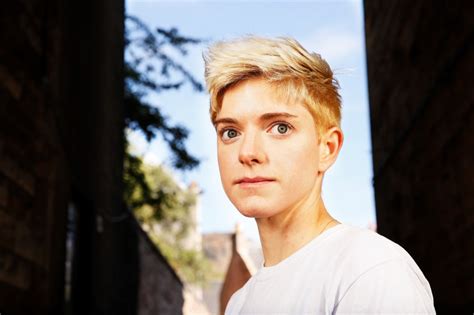 Rising Canadian Comedian Mae Martin Scores Comedy For Netflix And E4