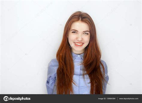 retrato de muchacha linda pelirroja con azul camisa a rayas con felicidad y alegría mientras