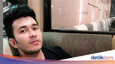 Viral Pria Ganteng Jualan Peyek Berawal Dari Kamar Kost