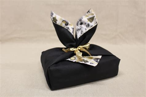 mon emballage cadeau en tissu le tuto furoshiki nouvelle version cadeaux en tissu