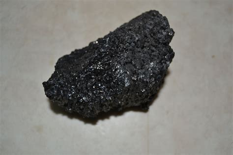 identification pierre noire demandes  identification de mineraux geoforum