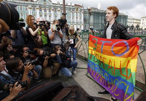 Russian Paratroopers Attack Gay Rights Activist During One Man Protest