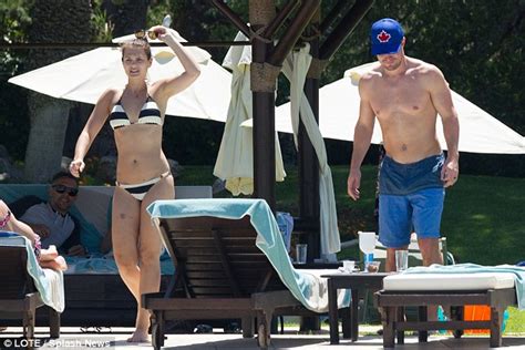 Arrow S Stephen Amell Goes Shirtless With Bikini Clad Wife