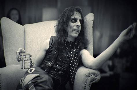 alice cooper pays tribute to irreplaceable guitarist dick wagner