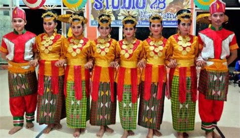 budaya sulawesi tenggara  colour  indonesia