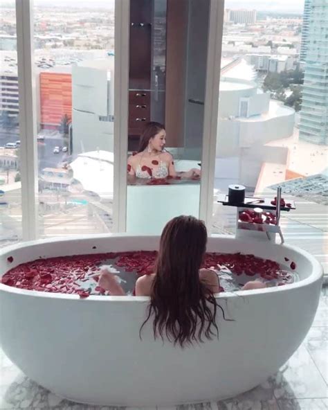 真優川咲さんのインスタグラム写真 真優川咲instagram 「 🌹 🛁 🥀 👼 💋 まぁるいお風呂 だいすき 😽💗 家のお風呂も