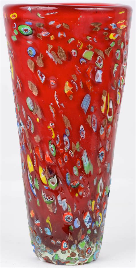 een vaas van rood glaspasta met een meerkleurig mirafioridecor italiaans werk jordaens nv