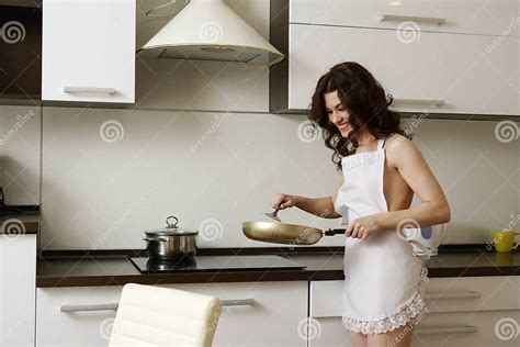 erotica sexy hausfrau die in der küche kocht stockfoto bild von