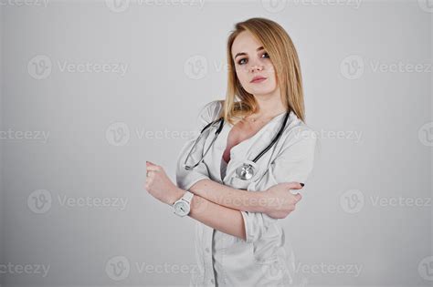 Enfermera Médico Sexy Rubia Con Estetoscopio Aislado Sobre Fondo Blanco