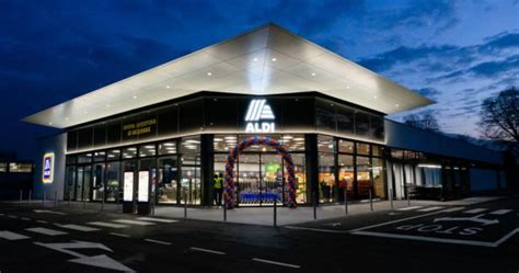 aldi ends year   total   stores  italy esm magazine
