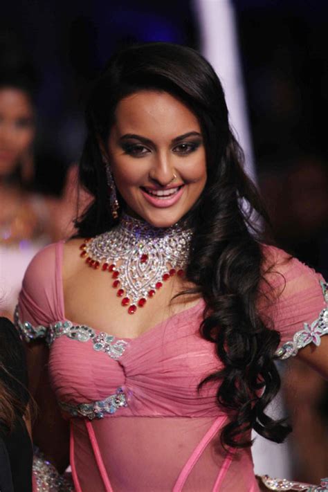 Sonakshi Sinha Hot Bollywood Actress Photo Images Pictures Gallery