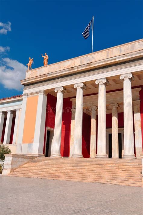 nationaal archeologisch museum  athene griekenland kolommen bij  stock foto afbeelding